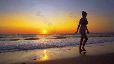 性感的女人<strong>走运</strong>行沙子海滩海海岸日落电影拍摄